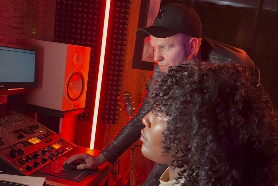 Victor mit einer Sängerin am Studiopult