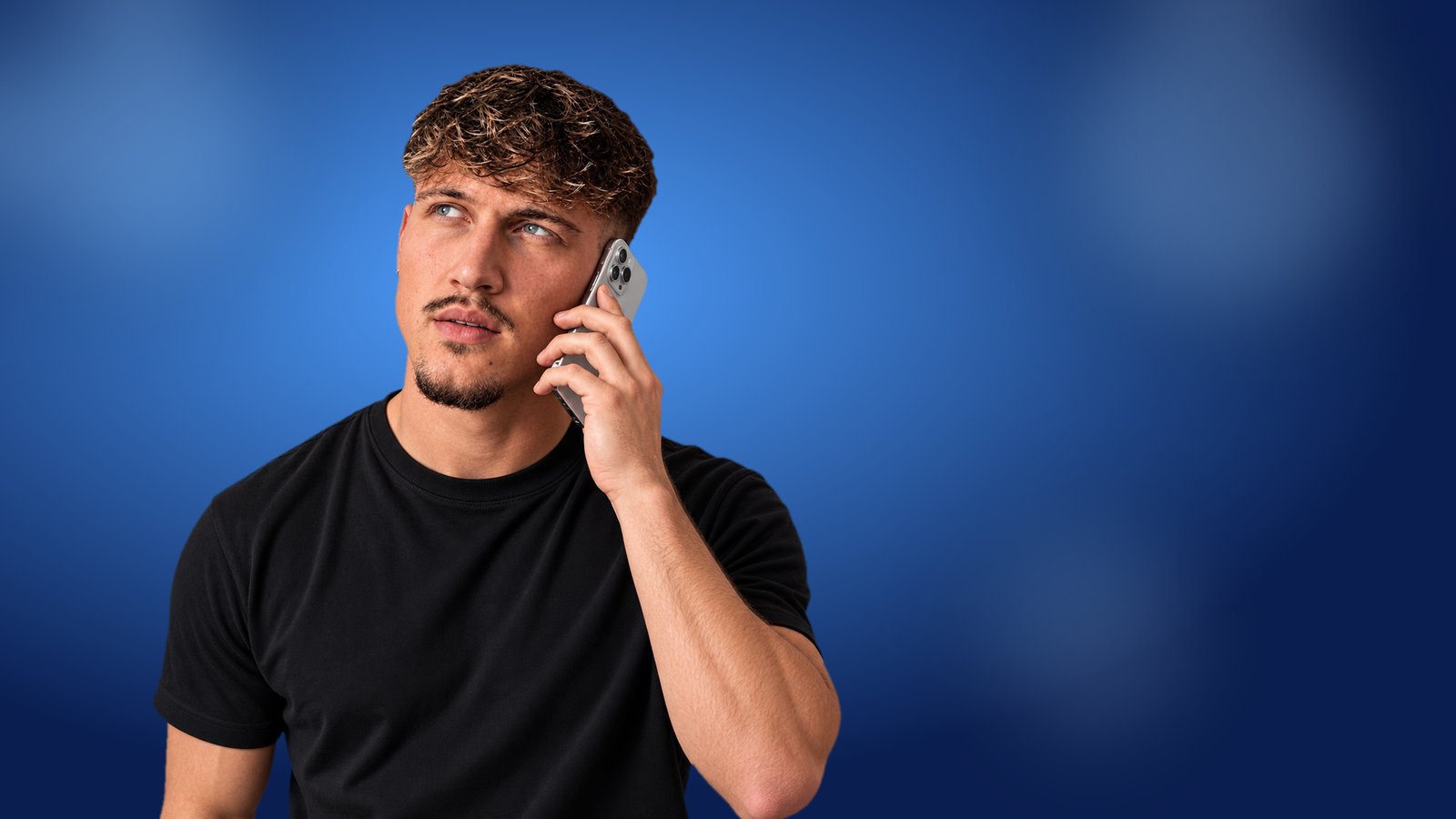 Kevin vom Vertriebsteam am Telefon