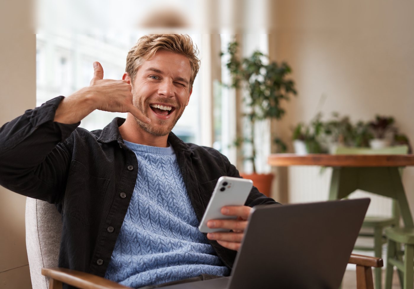 Selbstständiger freut sich über neue Anfragen über seine Website