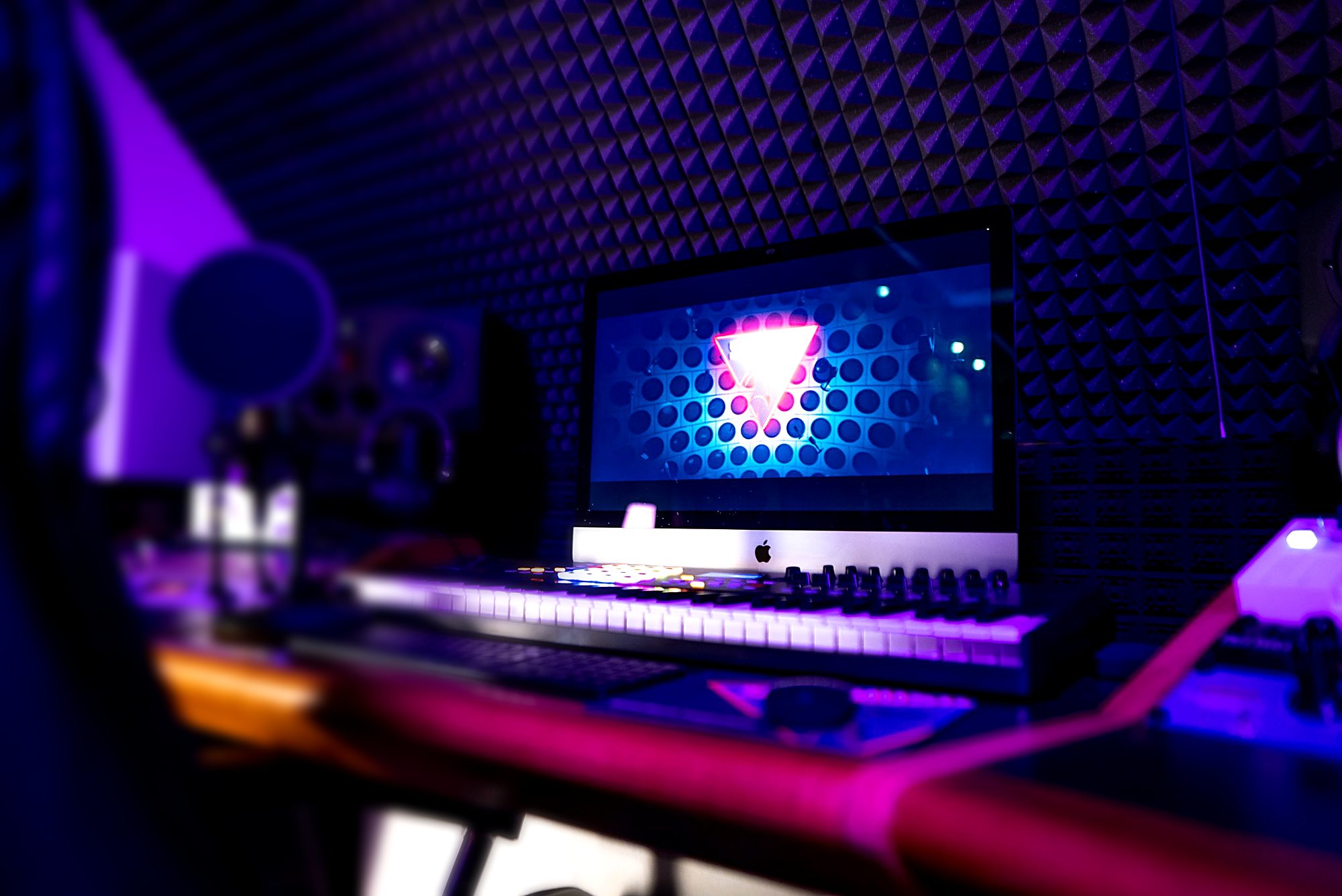 Regieplatz von Saved Music Productions mit Mikrofon, Keyboard und Monitoren