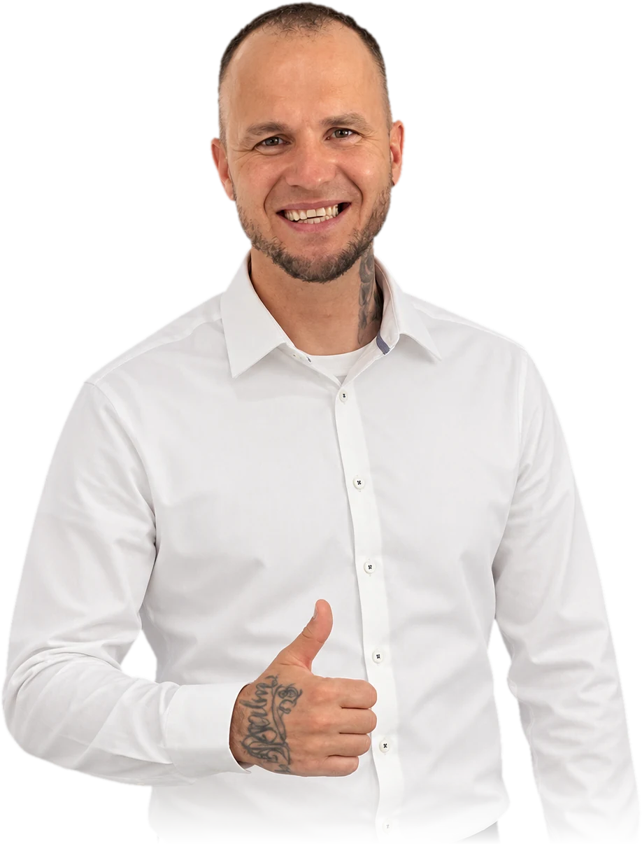 Victor, Gründer von High Level Performance, zeigt Daumen hoch